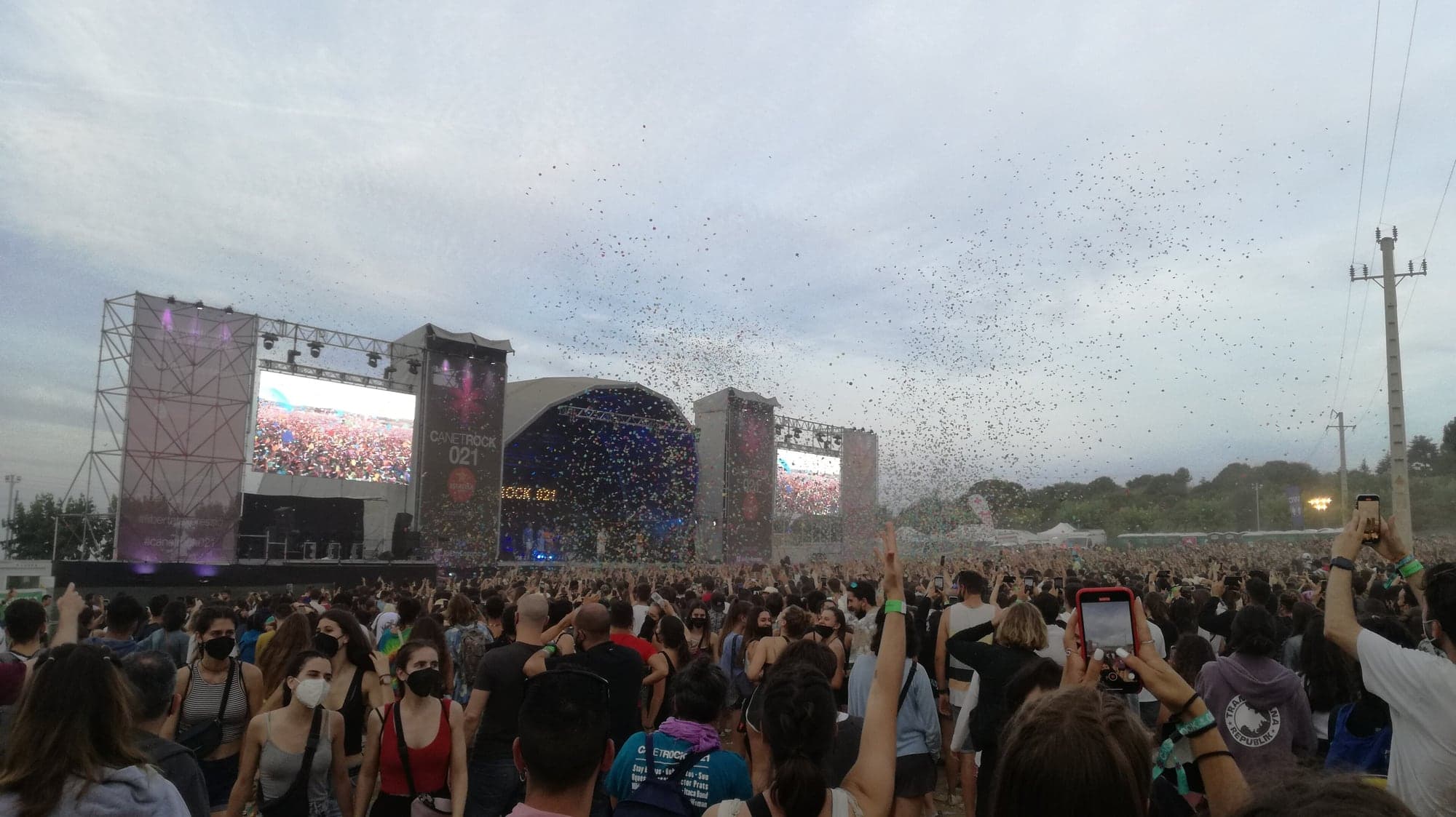 Oques Grasses tocando en el escenario del Canet Rock 2021 ante miles de personas