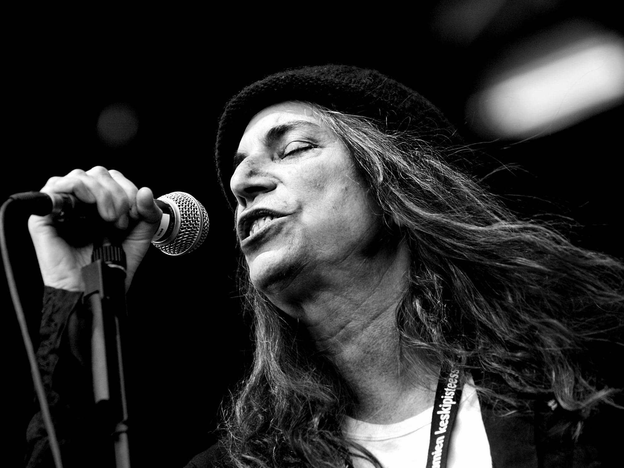 Patti Smith cantando en directo