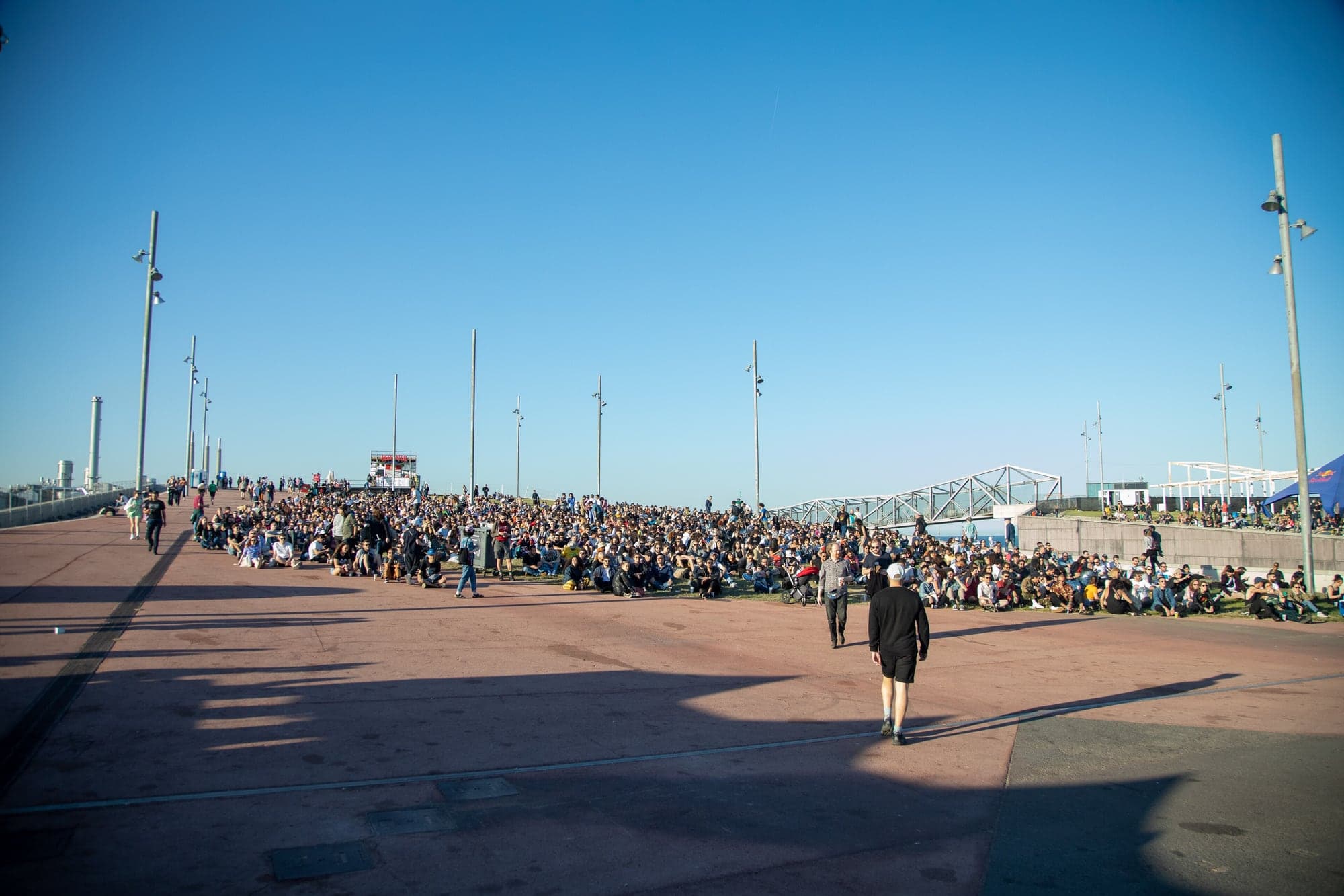 Público sentado en la explanada del Parc del Fòrum durante el Primavera Sound