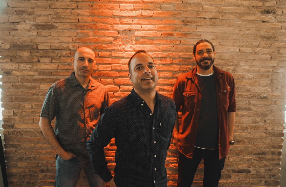 nosotros tres